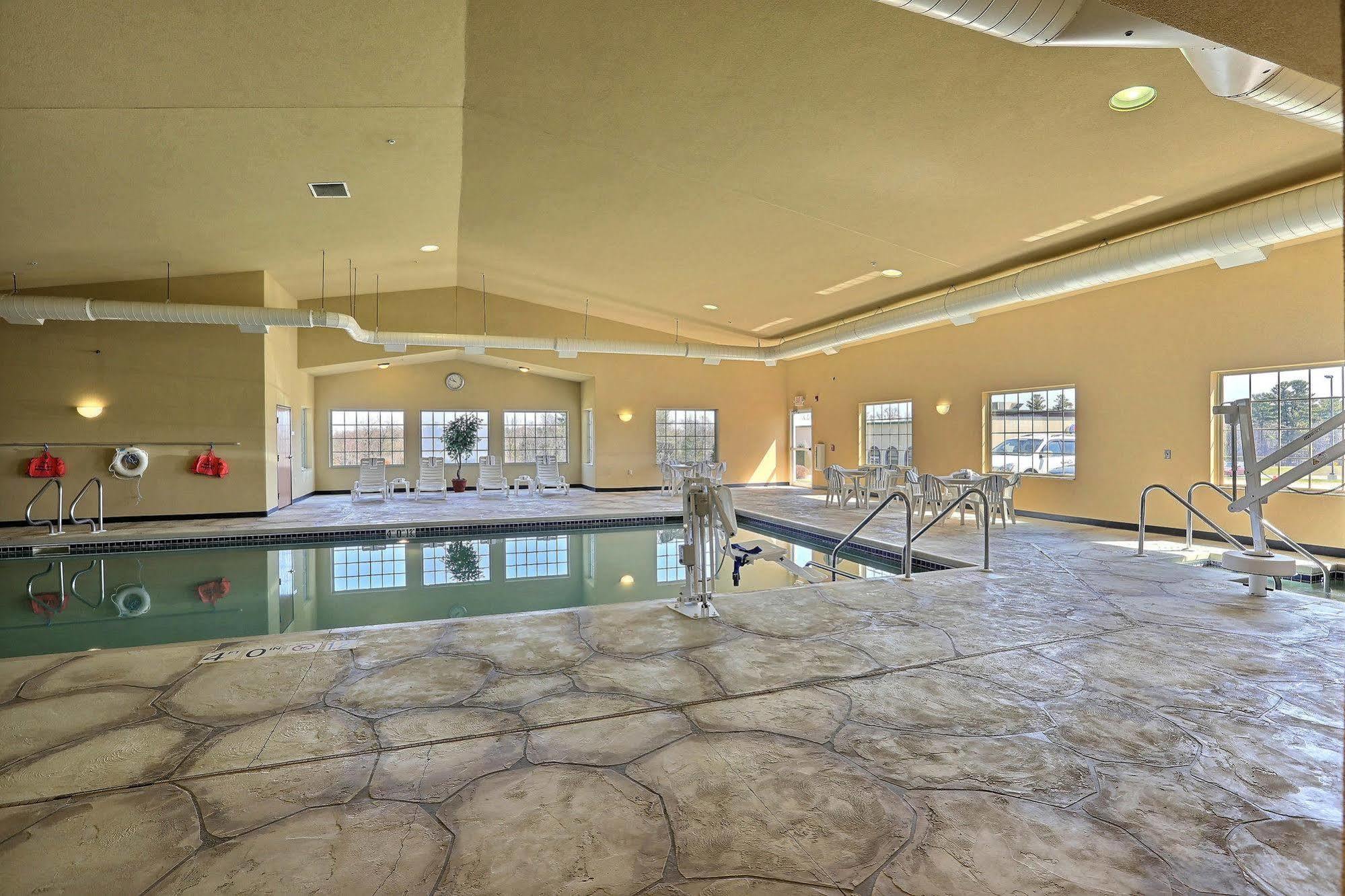 Boarders Inn & Suites By Cobblestone Hotels - Shawano Εξωτερικό φωτογραφία